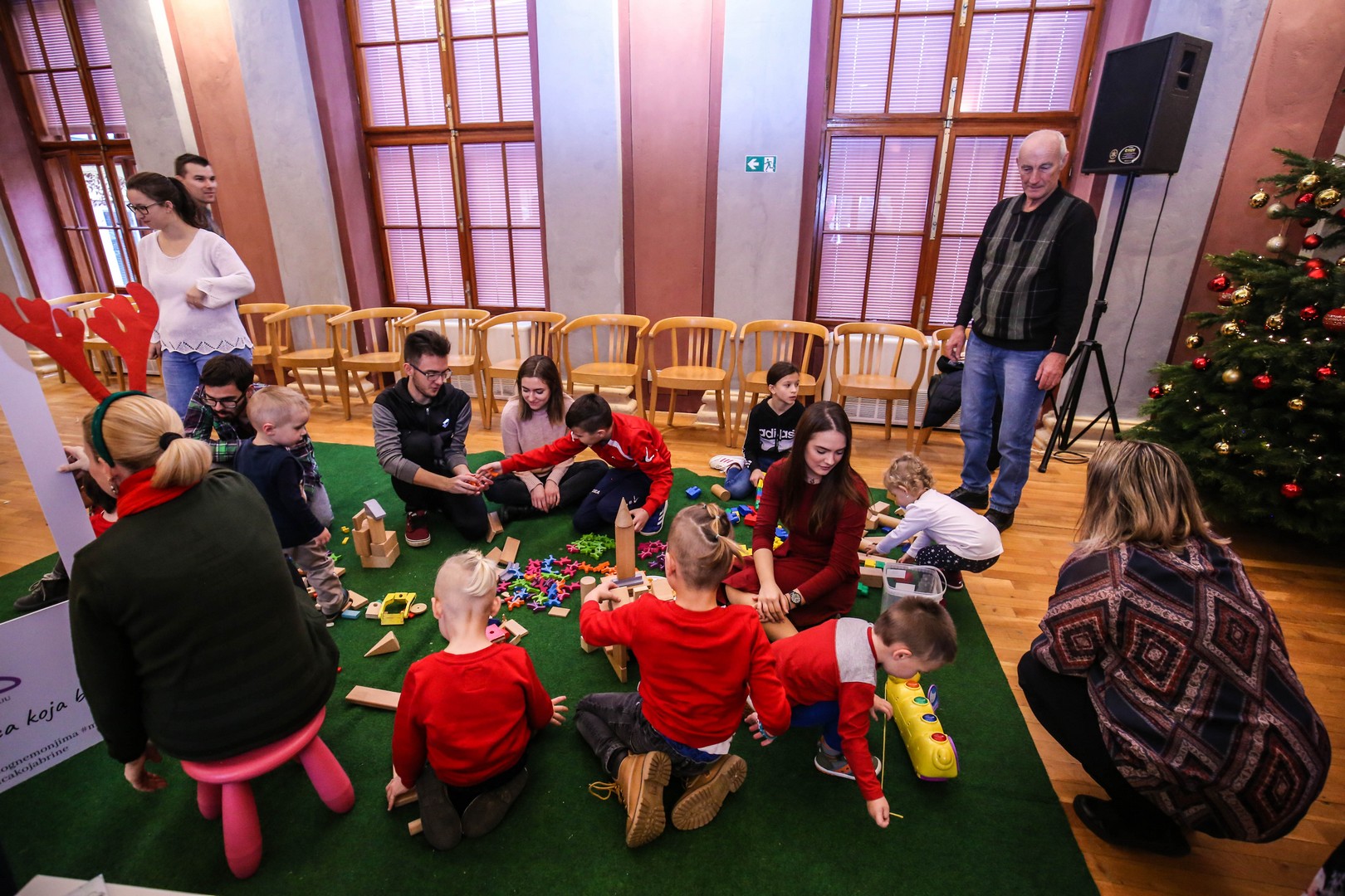 Skupljale se igračke i slikovnice za udomljenu djecu, mališane razveselilo i fotkanje s Djedicom Skupljale se igračke i slikovnice za udomljenu djecu, mališane razveselilo i fotkanje s Djedicom