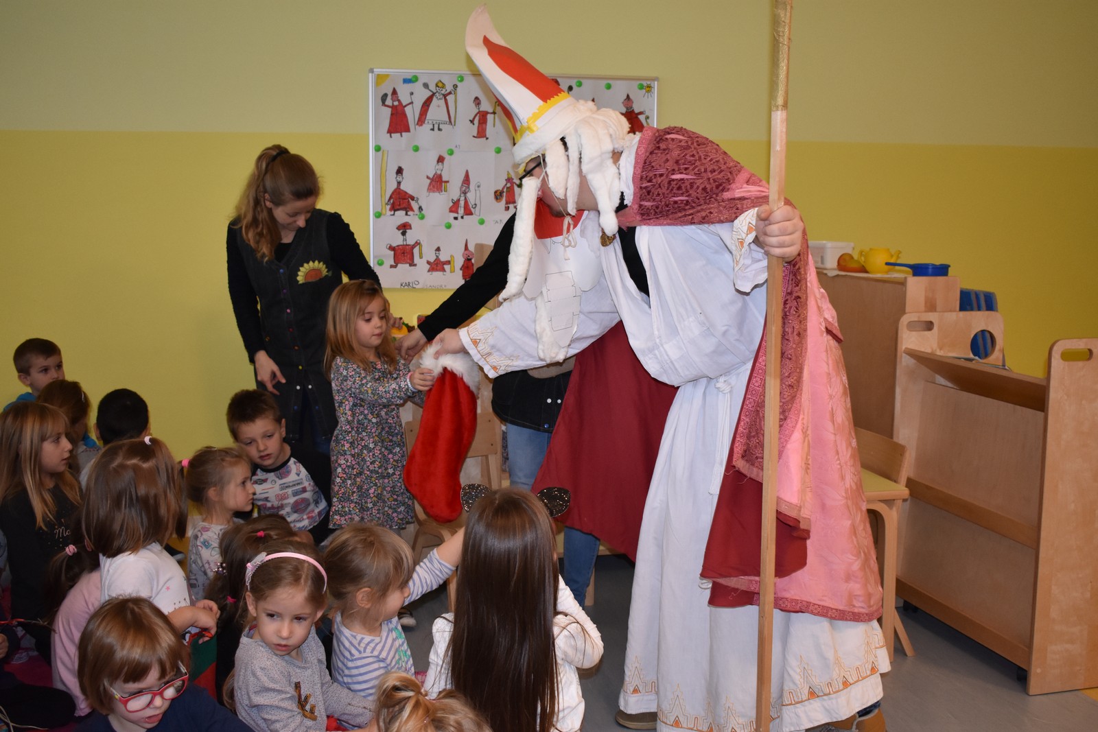 FOTO Sv. Nikola stigao i u dječji vrtić Suncokretu Strahonincu