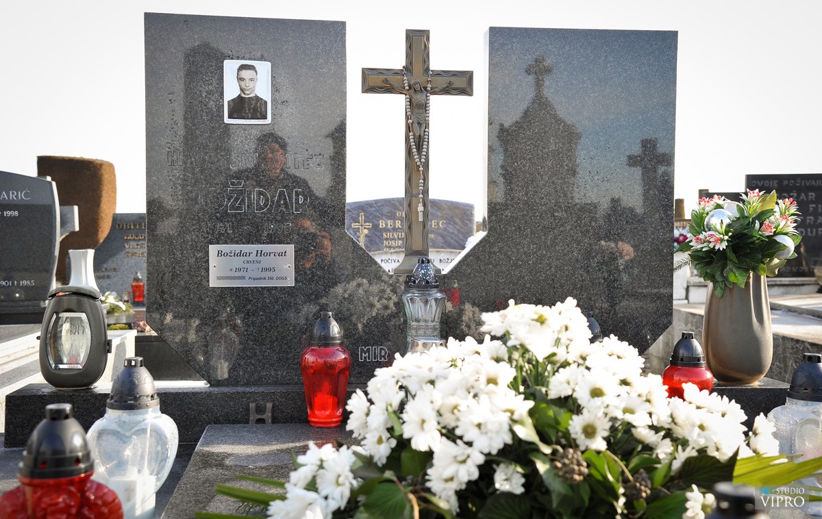 VJEČNA MU SLAVA Paljenjem svijeća obilježeno sjećanje na branitelja Božidara Horvata