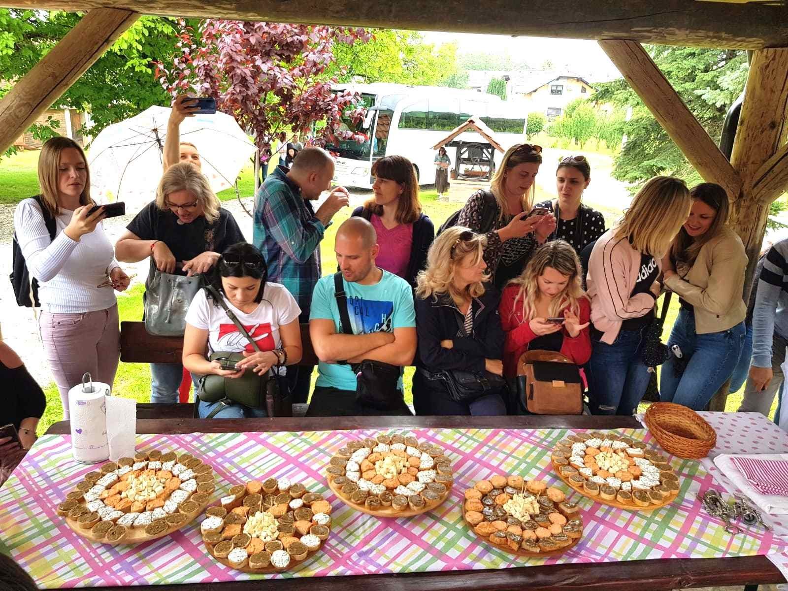 FOTO Putoholičari Iva i Branko daleka putovanja zamijenili promoviranjem vlastitog kraja