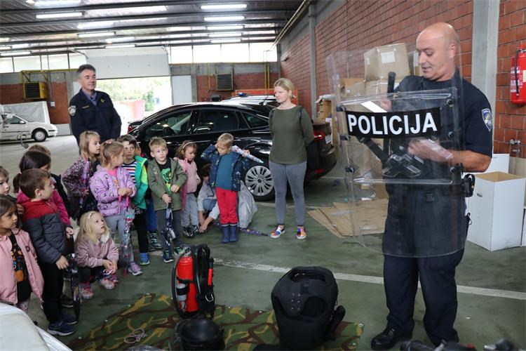 Mališani posjetili policiju