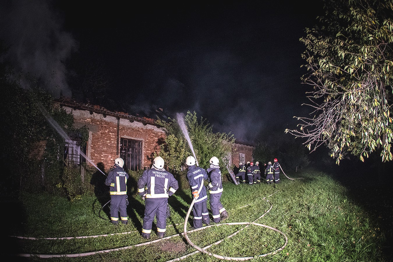 POŽAR U PRELOGU Brojni vatrogasci borili se s požarom bivšeg skladišta