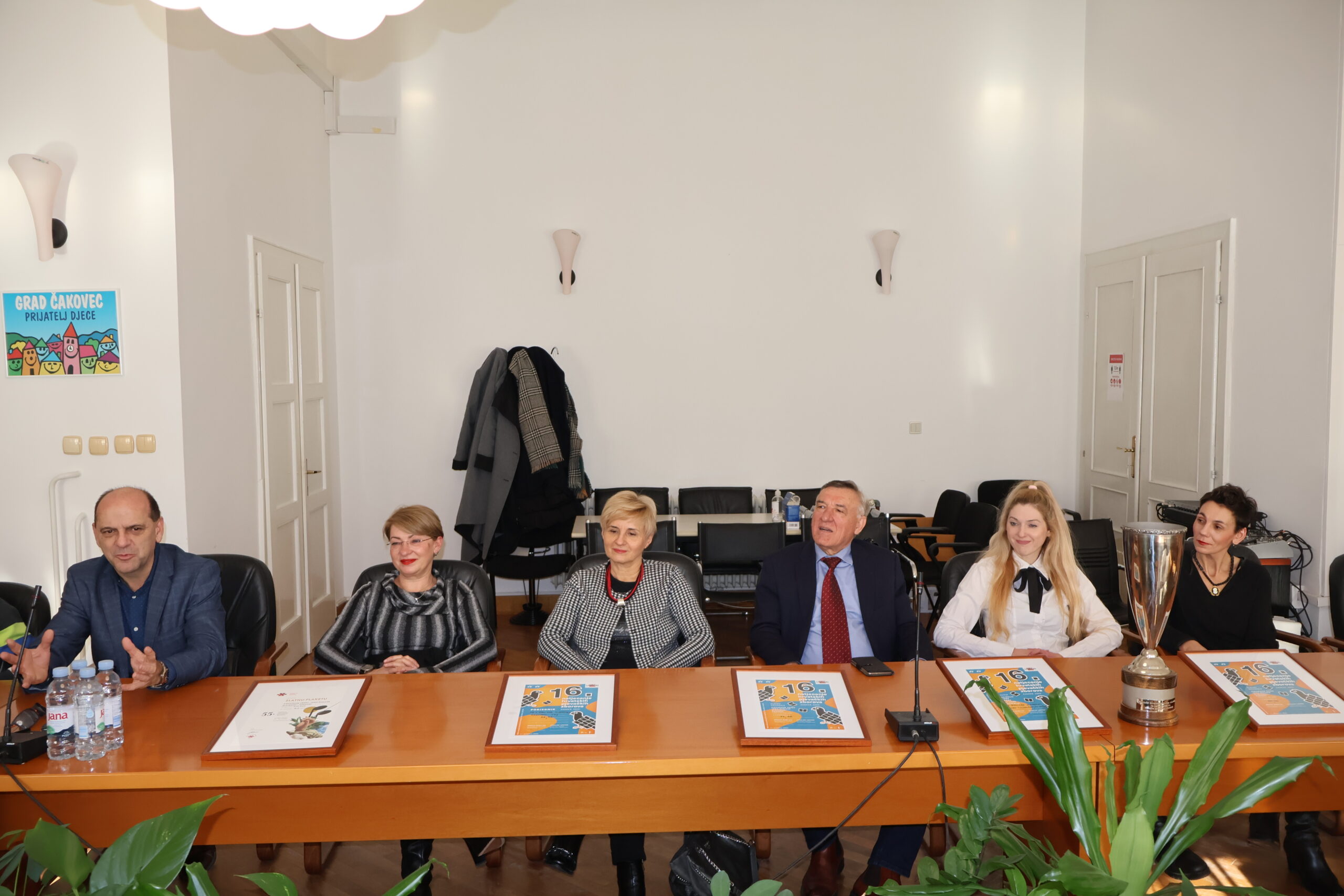 Gradonačelnica Cividini svečanim prijemom za kraj godine nagradila uspješne glumce i pjevače Gradonačelnica Cividini svečanim prijemom za kraj godine nagradila uspješne glumce i pjevače