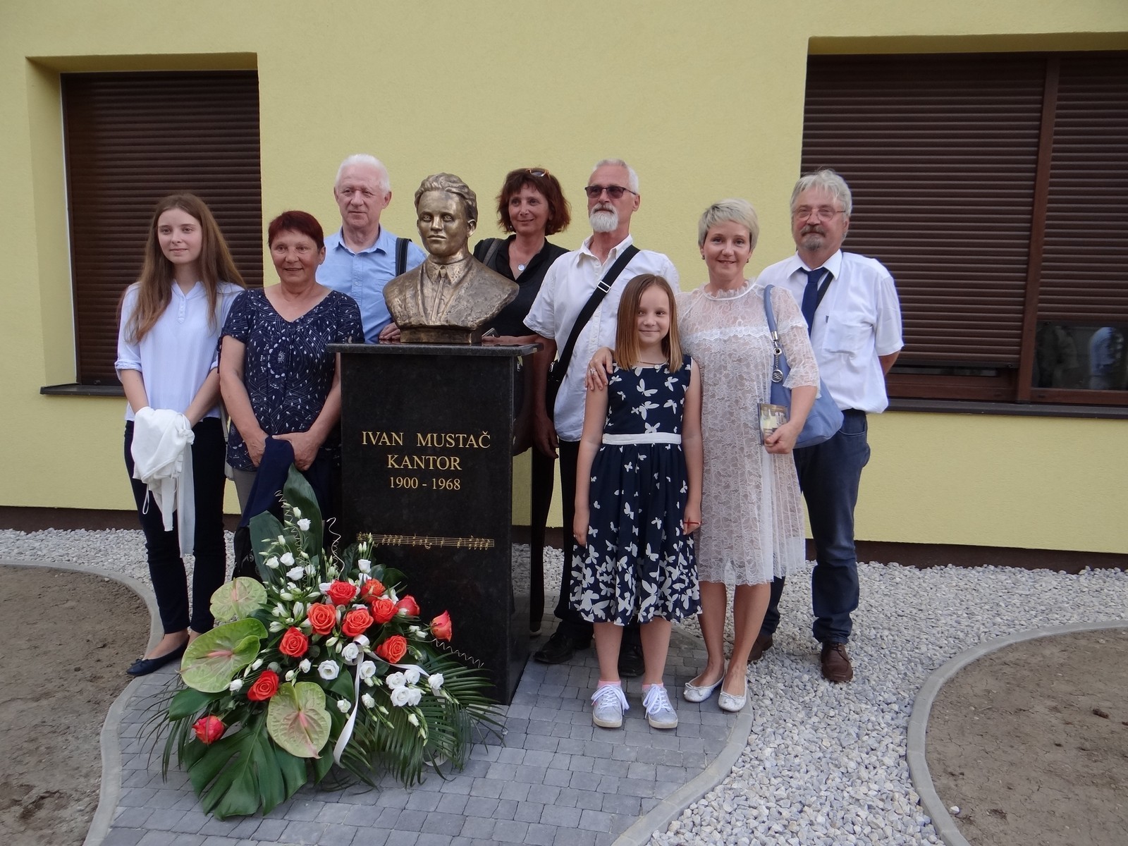 FOTO Koncert za pradedeka: Unuka Ivana Mustača-Kantora pjevala povodom otkrivanja njegove biste FOTO Koncert za pradedeka: Unuka Ivana Mustača-Kantora pjevala povodom otkrivanja njegove biste