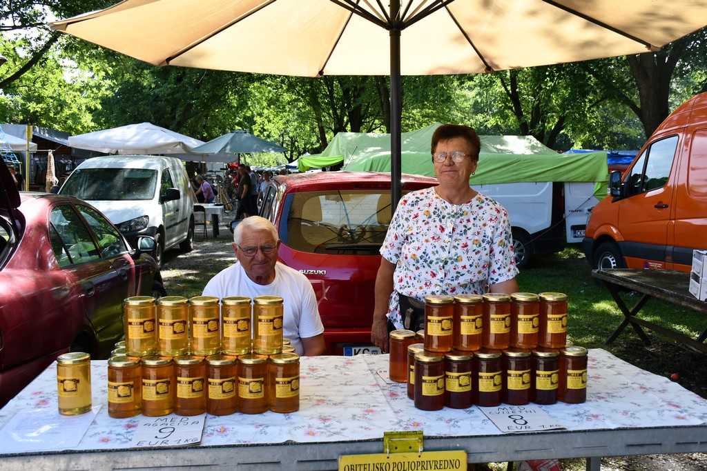 SAJAM U ČAKOVCU Sajam je preplavilo obilje svježeg voća i povrća