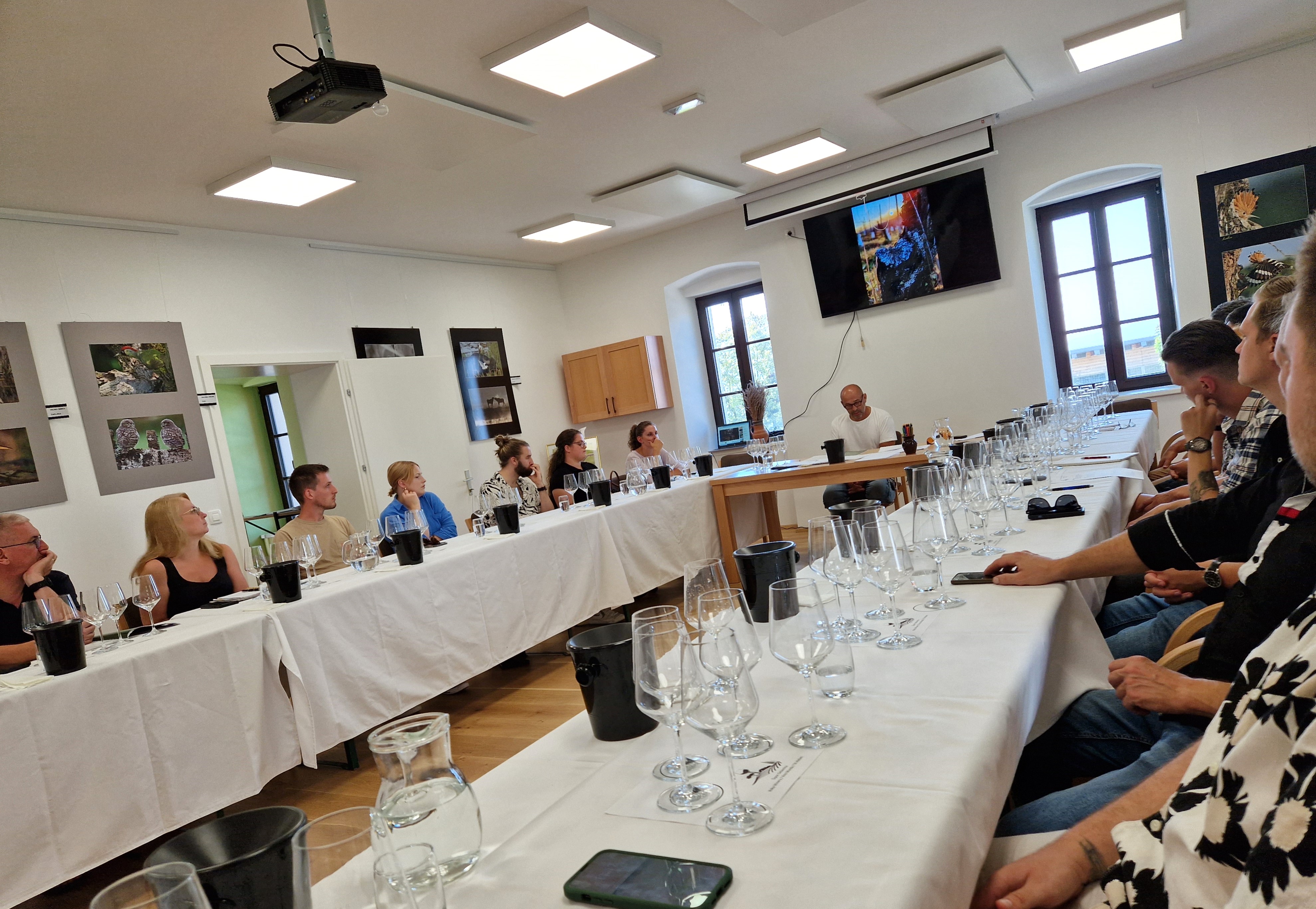 MEĐUNARODNA RADIONICA I DEGUSTACIJA Kušačima je bilo ponuđeno pet setova kvalitetnih vina