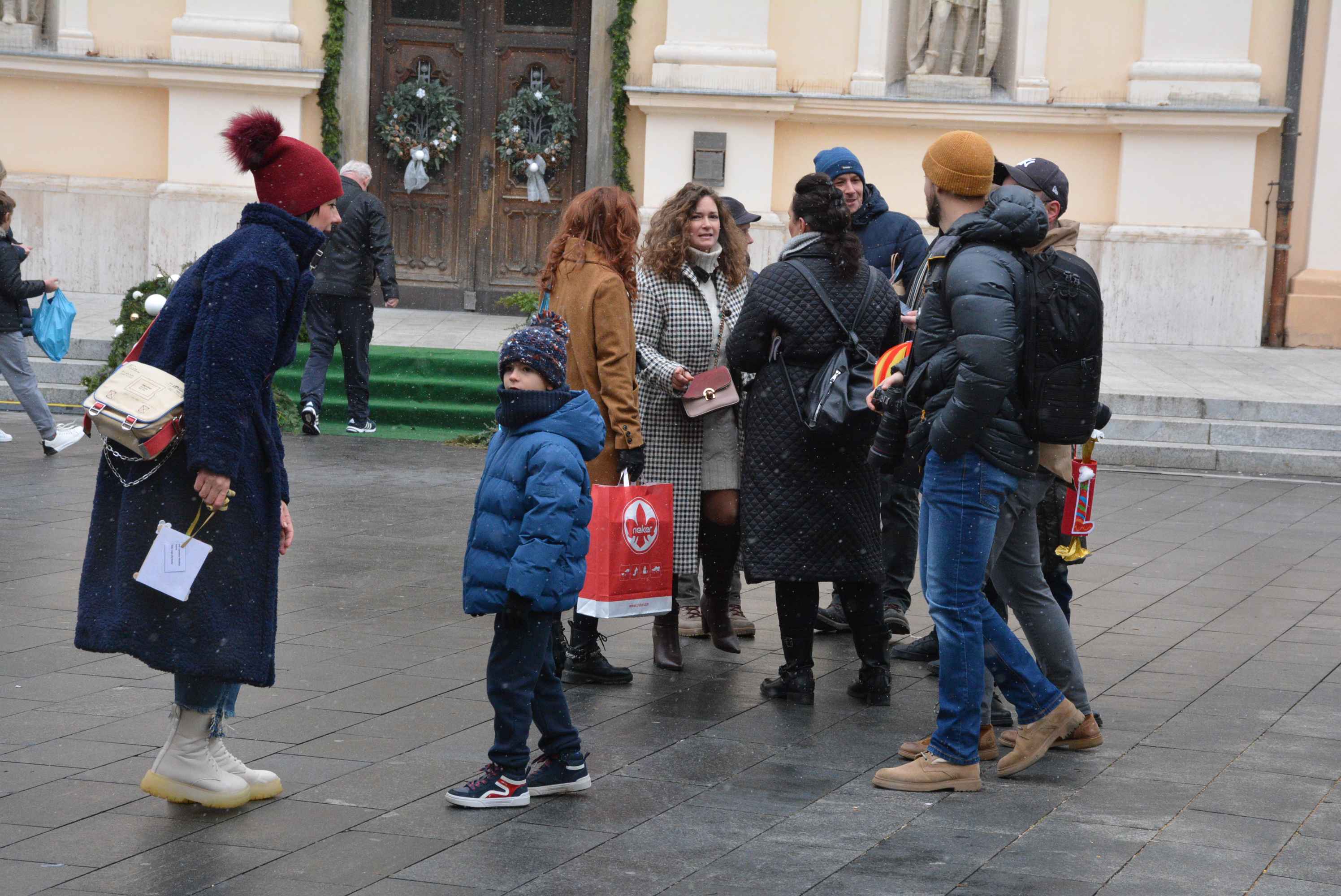 FOTO/VIDEO Zabundani veliki i mali unatoč gustom snijegu i hladnoći proveli prijepodne u veselom raspoloženju