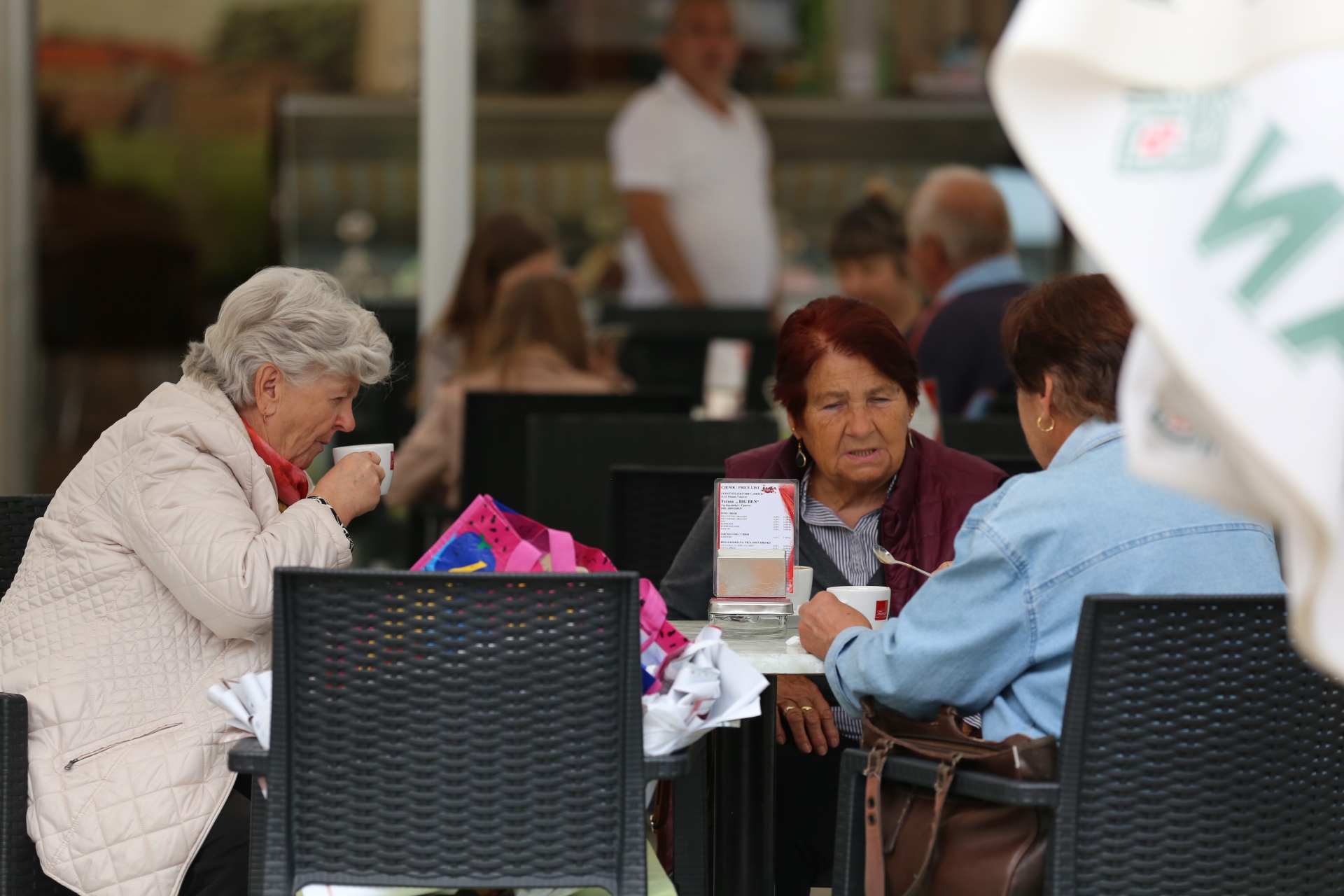 U Čakovcu ponovno otvoreni kafići – ispijanje kave u centru grada