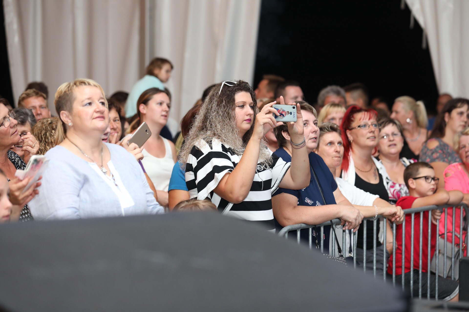 Mladen Grdović ispunio šator u Sv. Martinu na Muri, pjevalo se i plesalo uz njegove hitove Mladen Grdović ispunio šator u Sv. Martinu na Muri, pjevalo se i plesalo uz njegove hitove