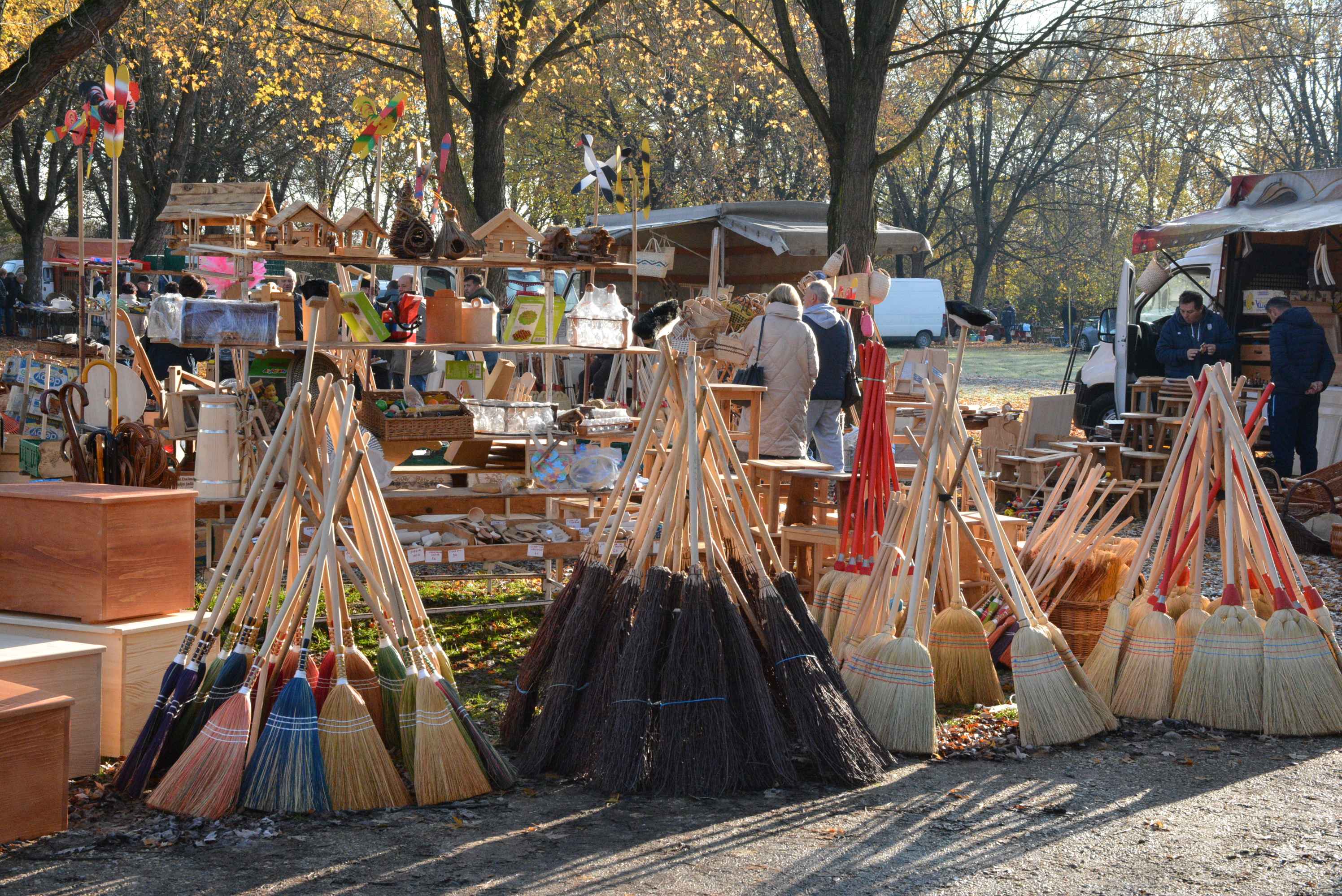 FOTO Čakovečki sajam odolijeva zimskoj hladnoći – posjetitelji hrabro istraživali bogatu ponudu unatoč mrazu na automobilima