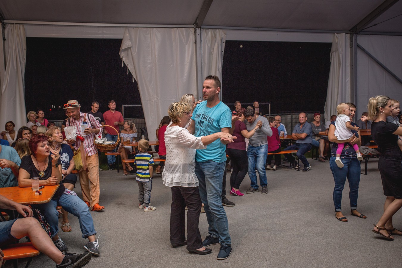 Danijela Martinović zabavljala publiku ispod šatora u Svetom Martinu na Muri