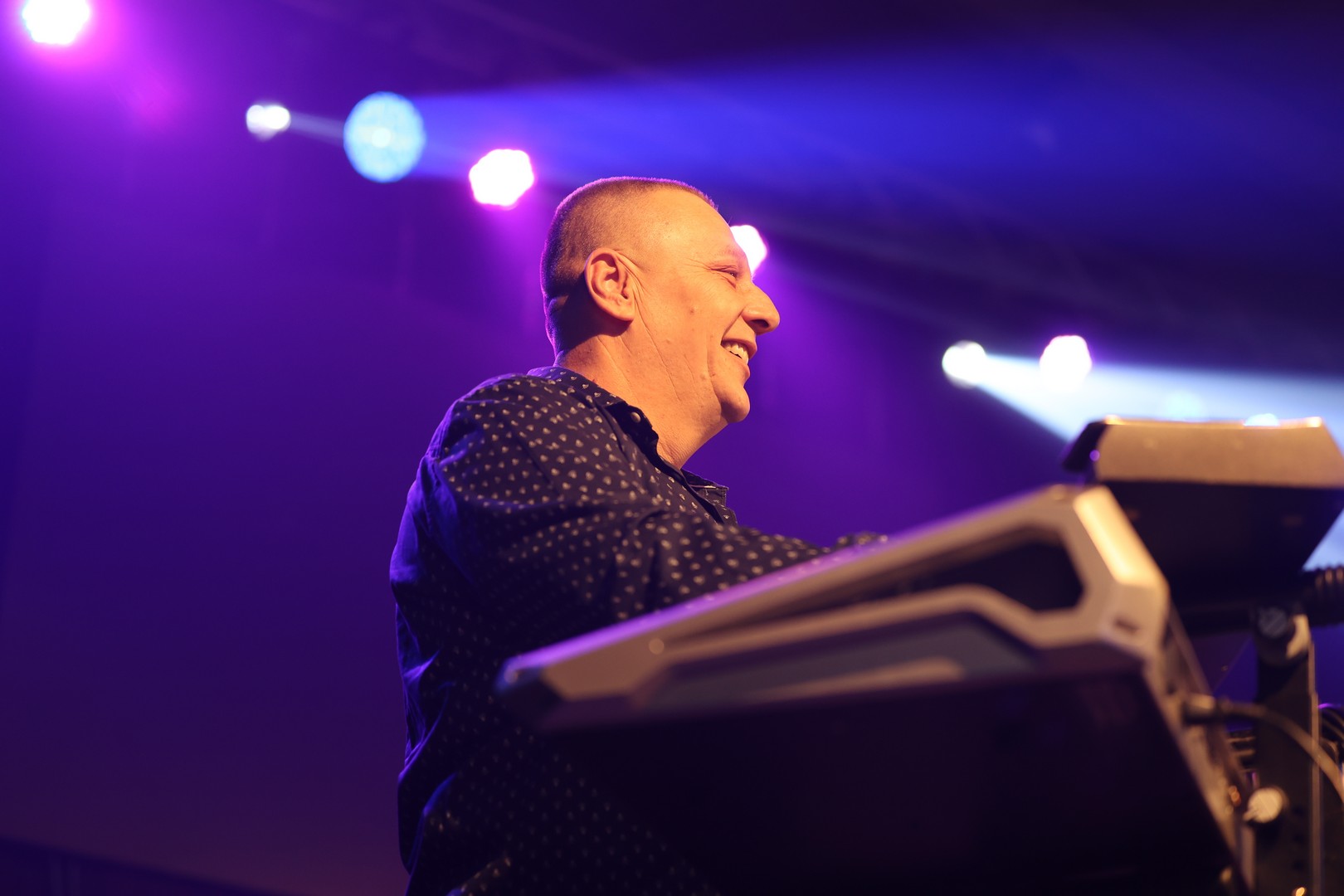 KONCERT U ČAKOVCU Haris Džinović svojim hitovima rasplesao i raspjevao publiku