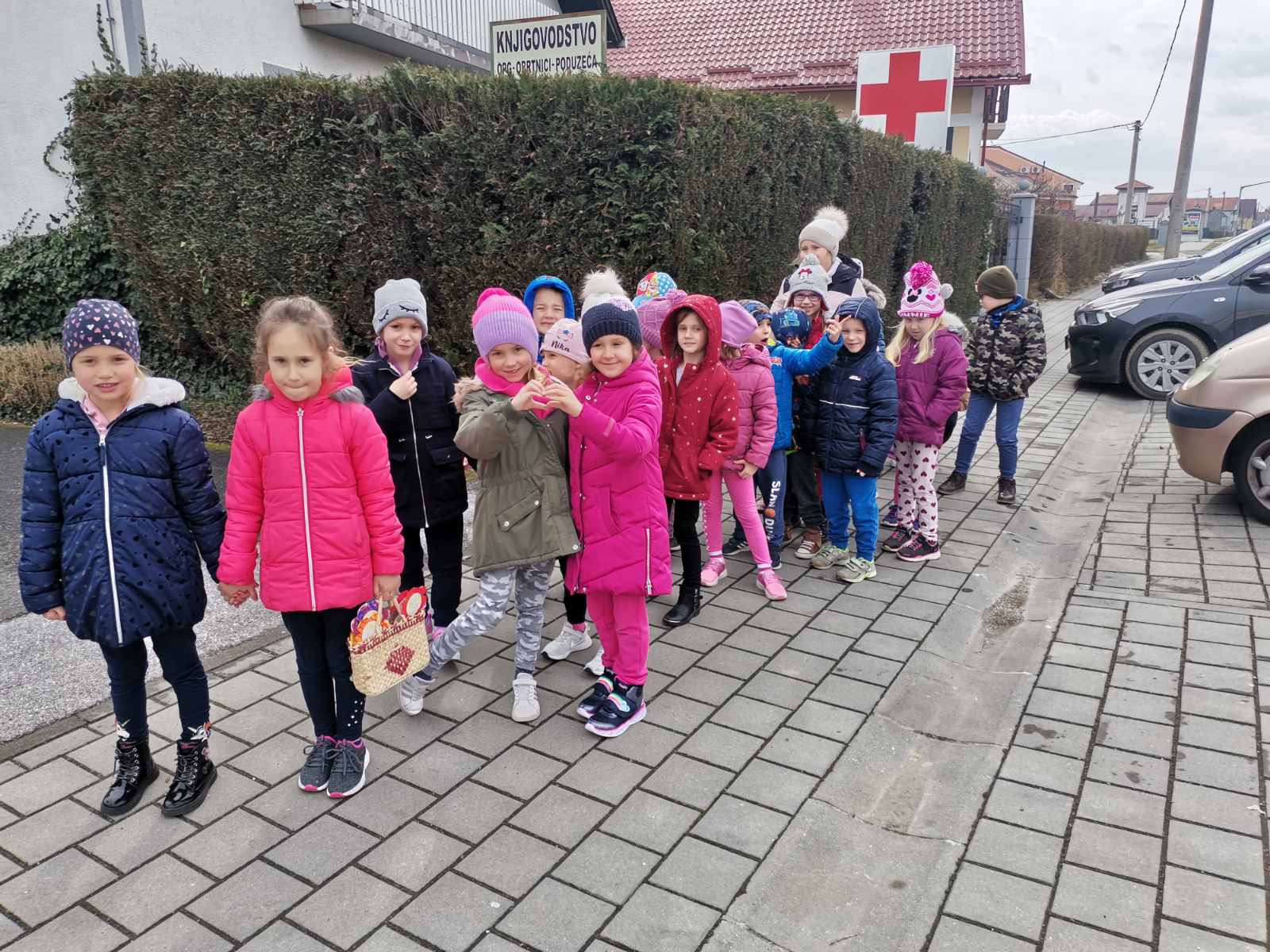 Mališani iz vrtića Zvončić Nedelišće izradili cvjetiće pa razveselili starije i nemoćne Mališani iz vrtića Zvončić Nedelišće izradili cvjetiće pa razveselili starije i nemoćne