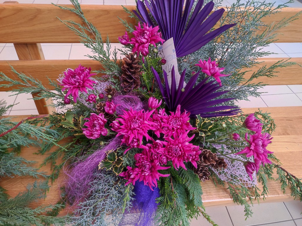 PRIGODNI ARANŽMANI Prodajna izložba aranžmana uoči Svih svetih u holu Gospodarske škole