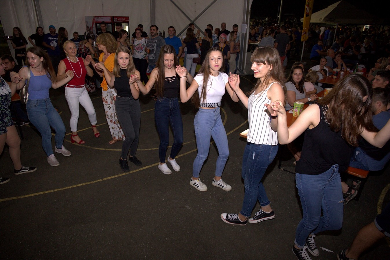 Mejaši rasplesali brojnu publiku u Palovcu