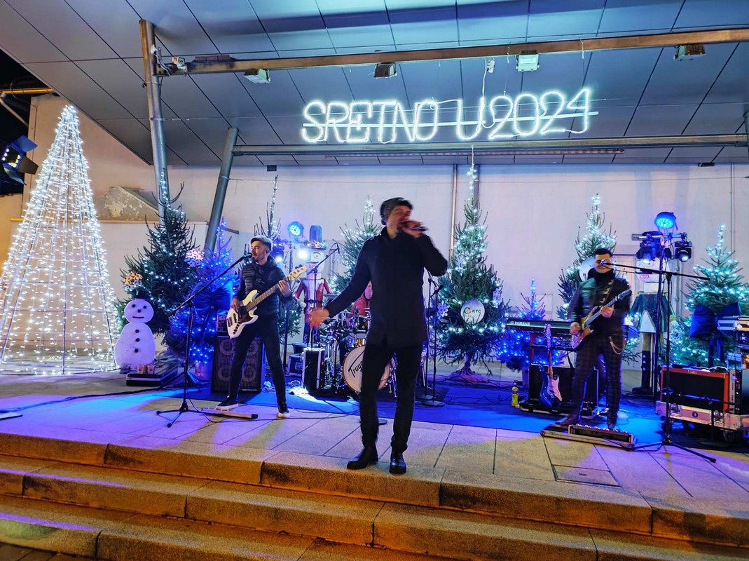 VIDEO/FOTO Bend Tragovi su ugrijali publiku na Adventskoj čaroliji u Prelogu!