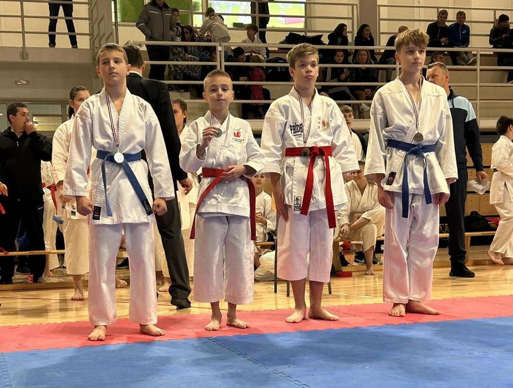 KC ŠENKOVEC Karatistice i karatisti na natjecanju u Đurđevcu pomeli konkurenciju i vratili se s puno osvojenih medalja!