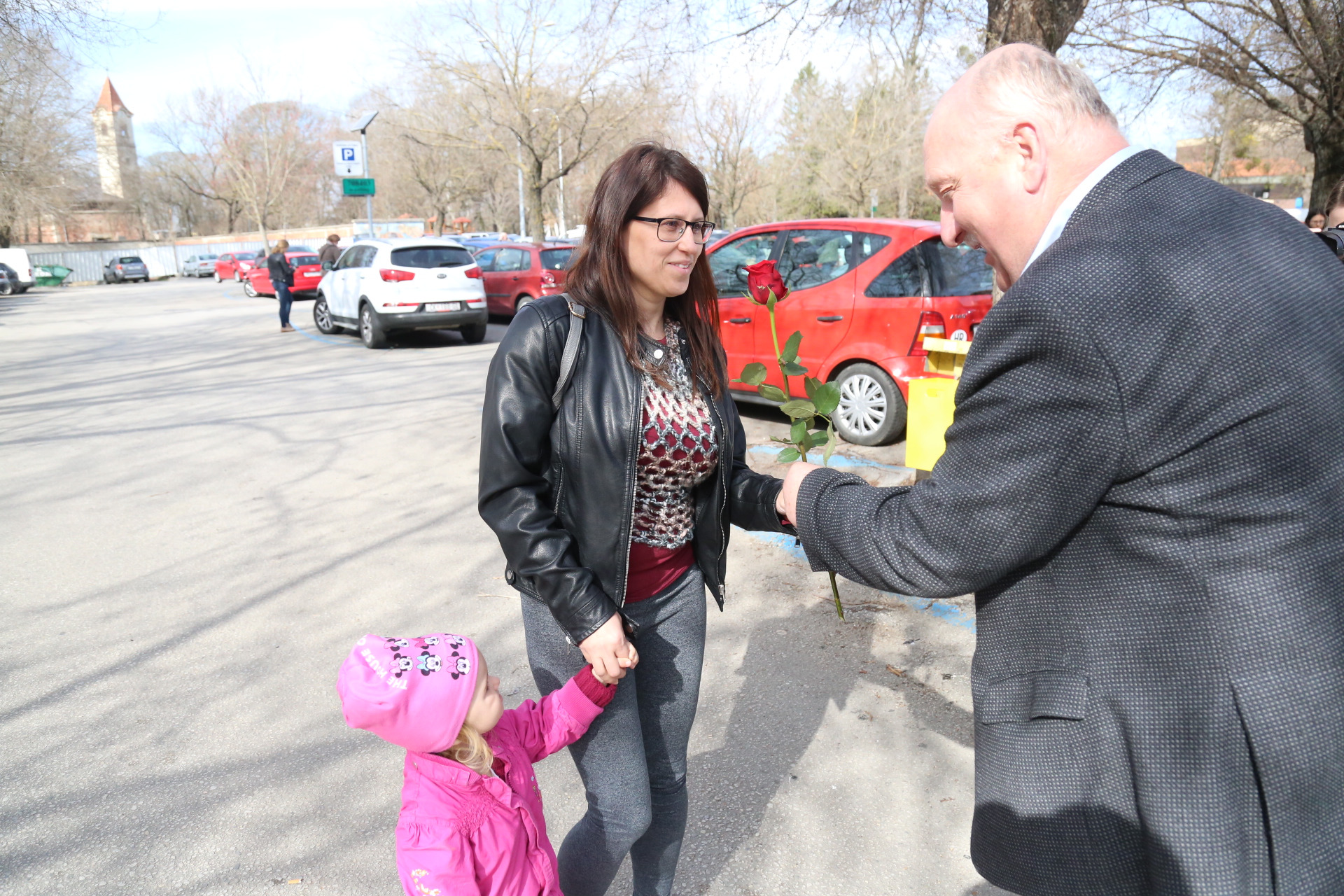 Međimurska policija cvijećem nagrađuje žene u prometu