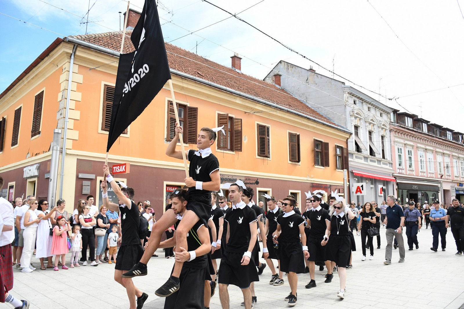 FOTO Povorka protutnjala gradom, maturanti s osmjehom dočekali kraj srednje škole!