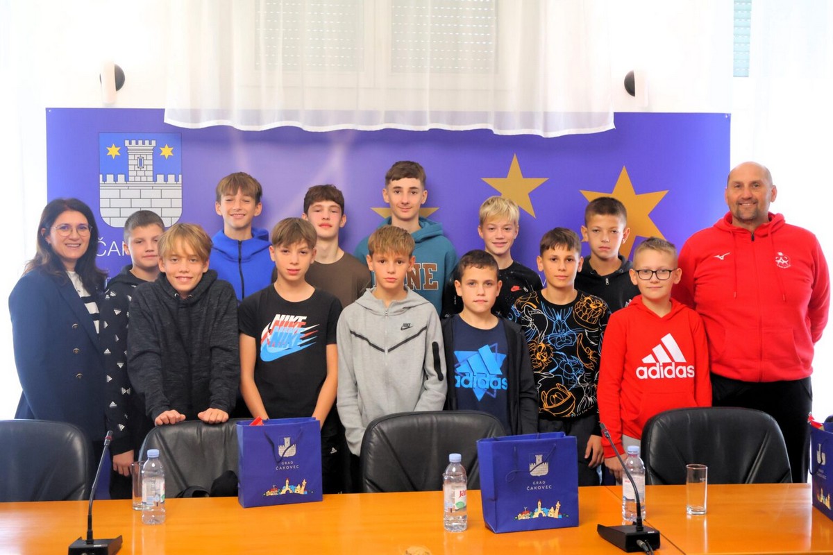 VELIK USPJEH Zlatni nogometaši iz I. osnovne škole Čakovec na prijemu kod gradonačelnice VELIK USPJEH Zlatni nogometaši iz I. osnovne škole Čakovec na prijemu kod gradonačelnice