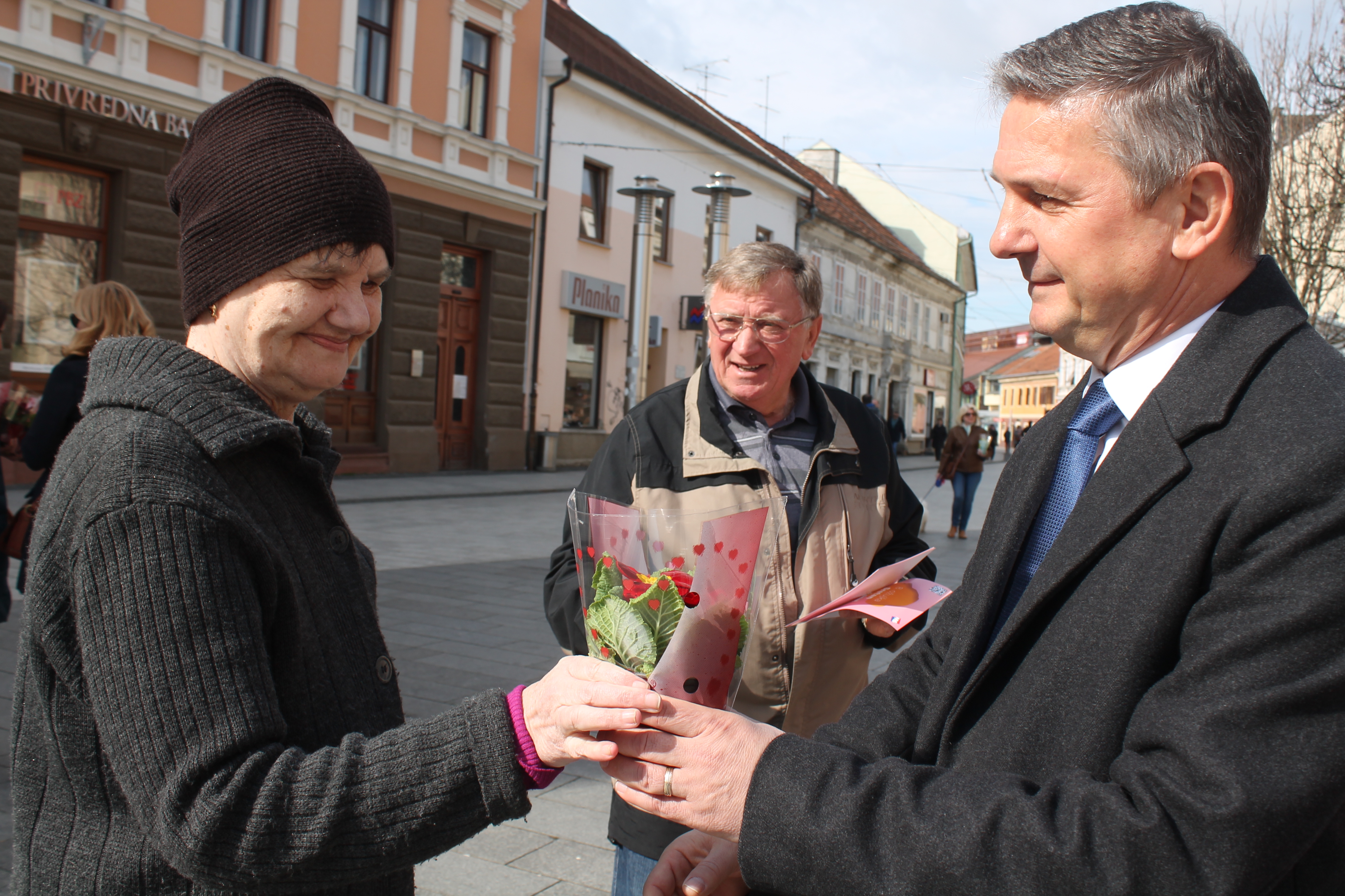 ‘ŽENE, SRETAN VAM VAŠ DAN’ Političari darivali prolaznice gradom
