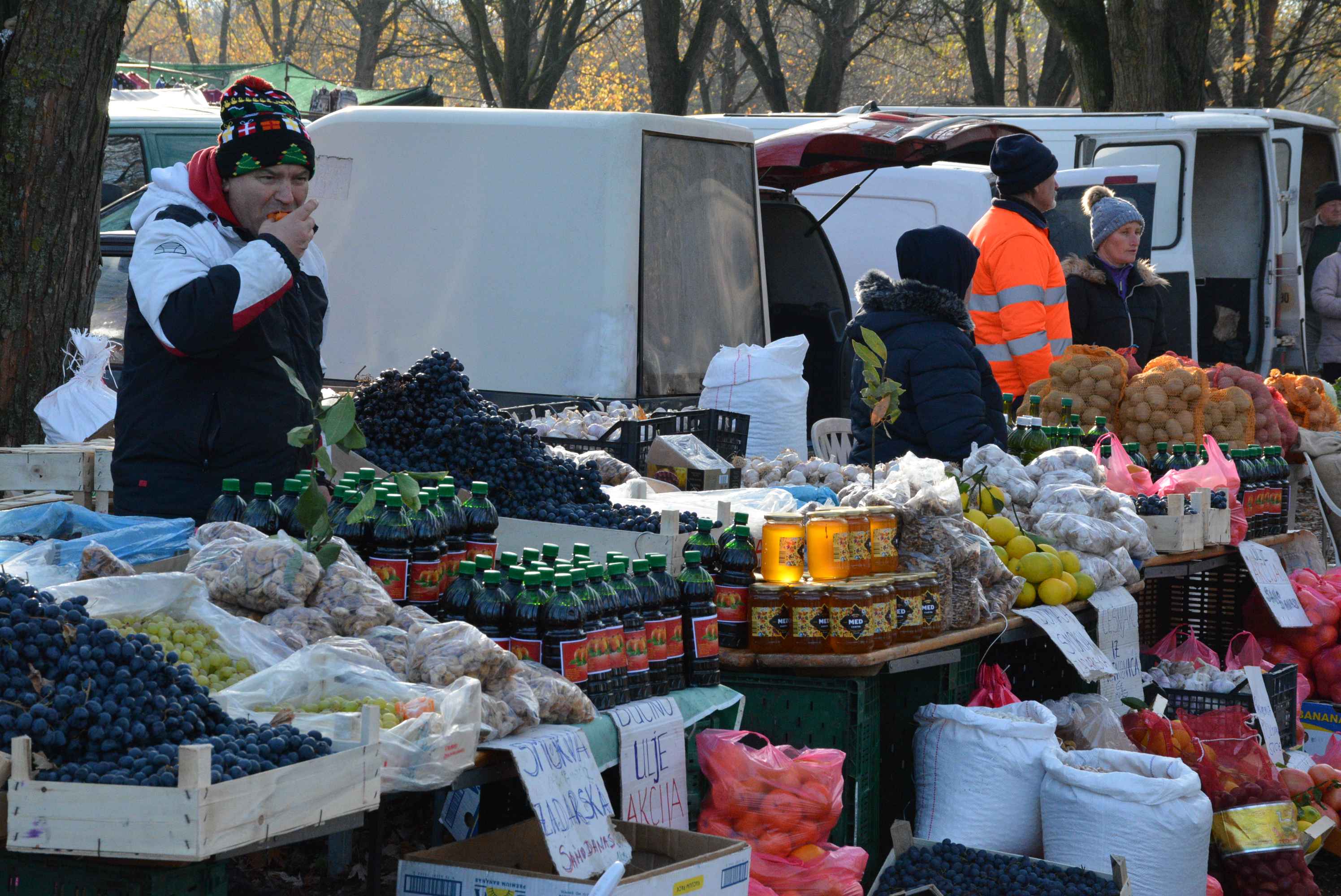 FOTO Čakovečki sajam odolijeva zimskoj hladnoći – posjetitelji hrabro istraživali bogatu ponudu unatoč mrazu na automobilima