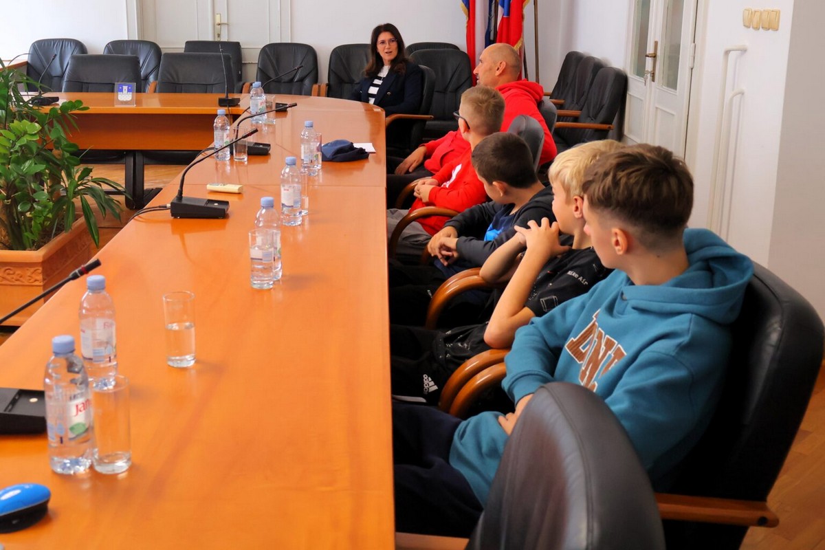 VELIK USPJEH Zlatni nogometaši iz I. osnovne škole Čakovec na prijemu kod gradonačelnice VELIK USPJEH Zlatni nogometaši iz I. osnovne škole Čakovec na prijemu kod gradonačelnice