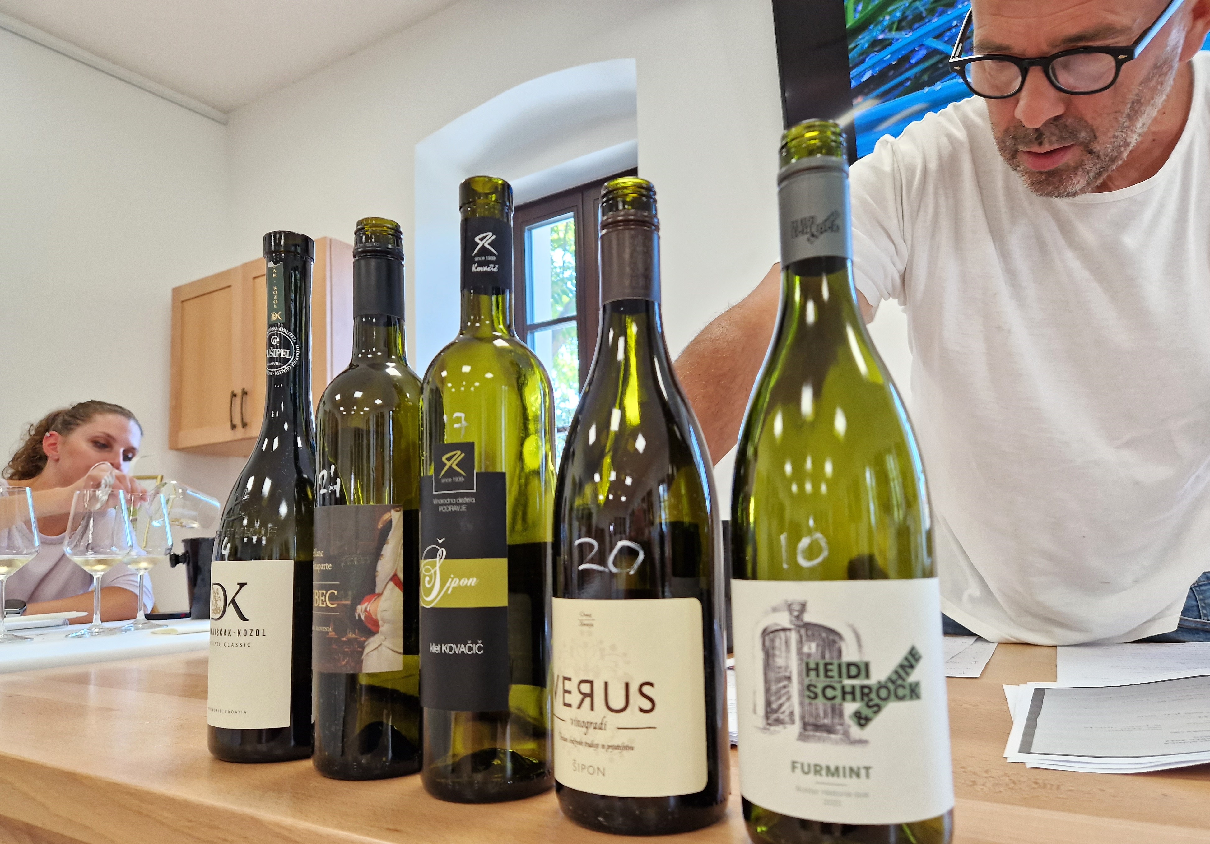 MEĐUNARODNA RADIONICA I DEGUSTACIJA Kušačima je bilo ponuđeno pet setova kvalitetnih vina