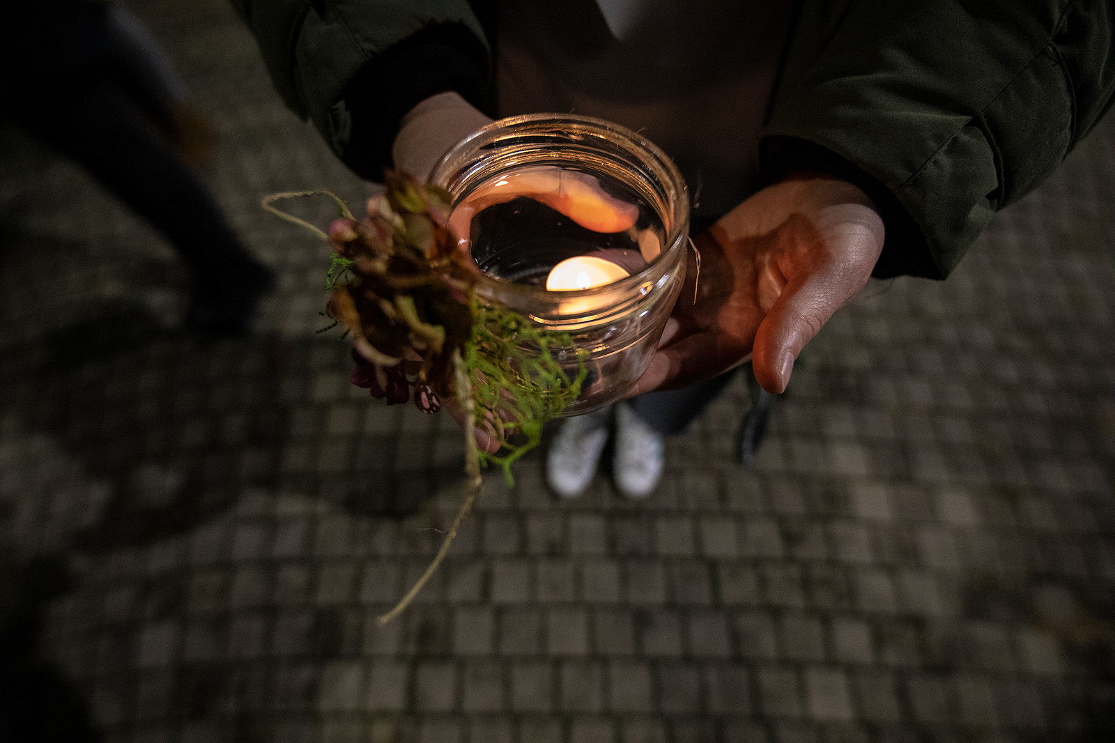 SJEĆANJE NA GRAD HEROJ Svijećama i lampionima okružili zeleni otok u Prelogu
