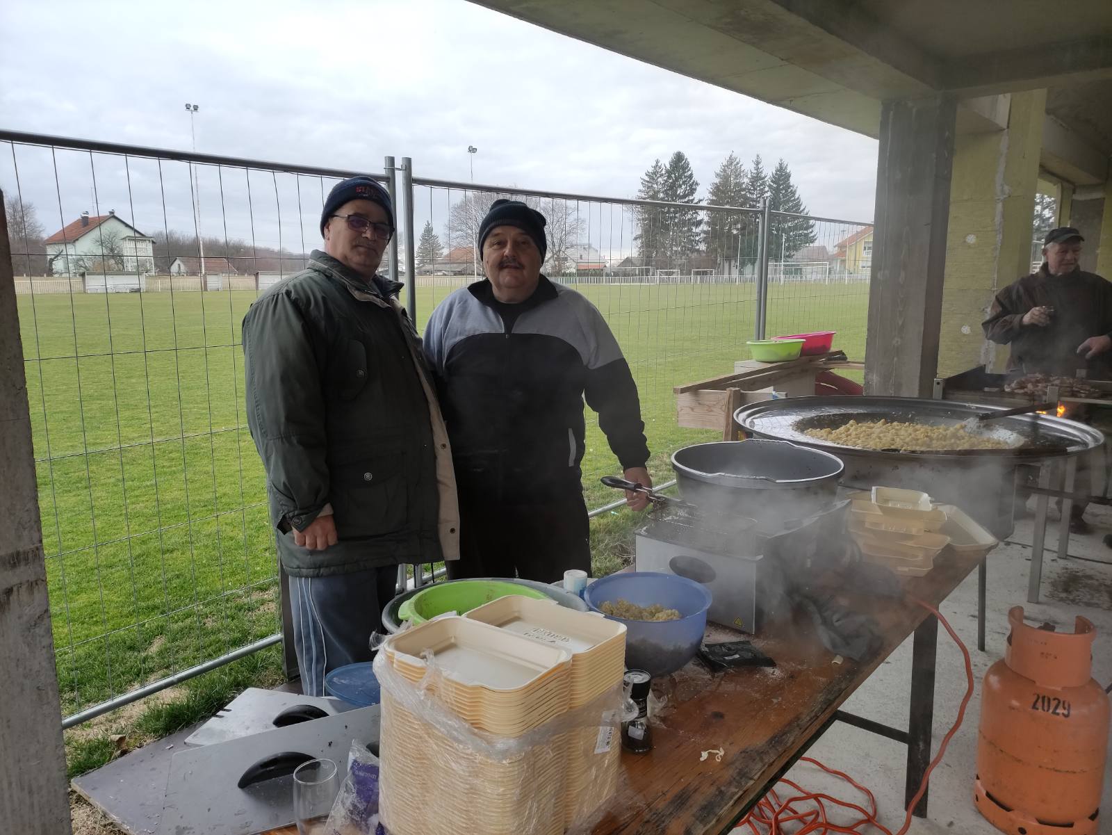 Tradicijsko kolinje okupilo članove kotoripskog Graničara, pripremali razne delicije