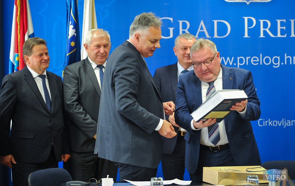 NA POTPISIVANJU UGOVORA I MINISTRI Kroz 18 mjeseci dvadesetak stanova u Prelogu