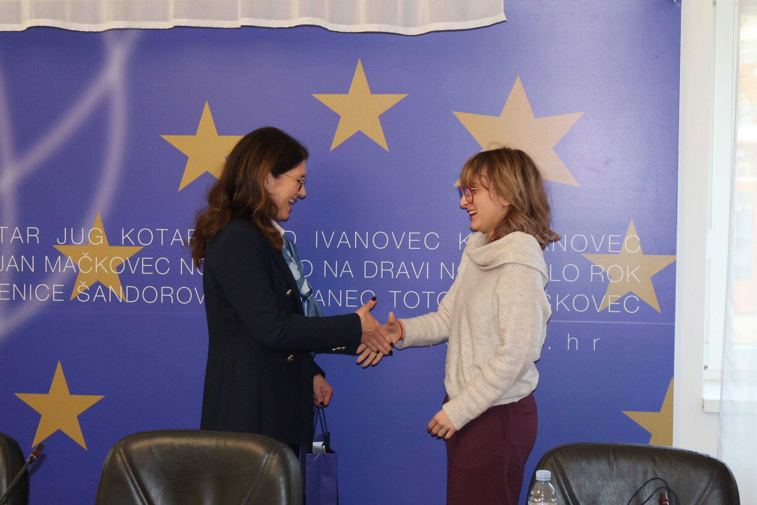 Gradonačelnica Cividini svečanim prijemom za kraj godine nagradila uspješne glumce i pjevače Gradonačelnica Cividini svečanim prijemom za kraj godine nagradila uspješne glumce i pjevače