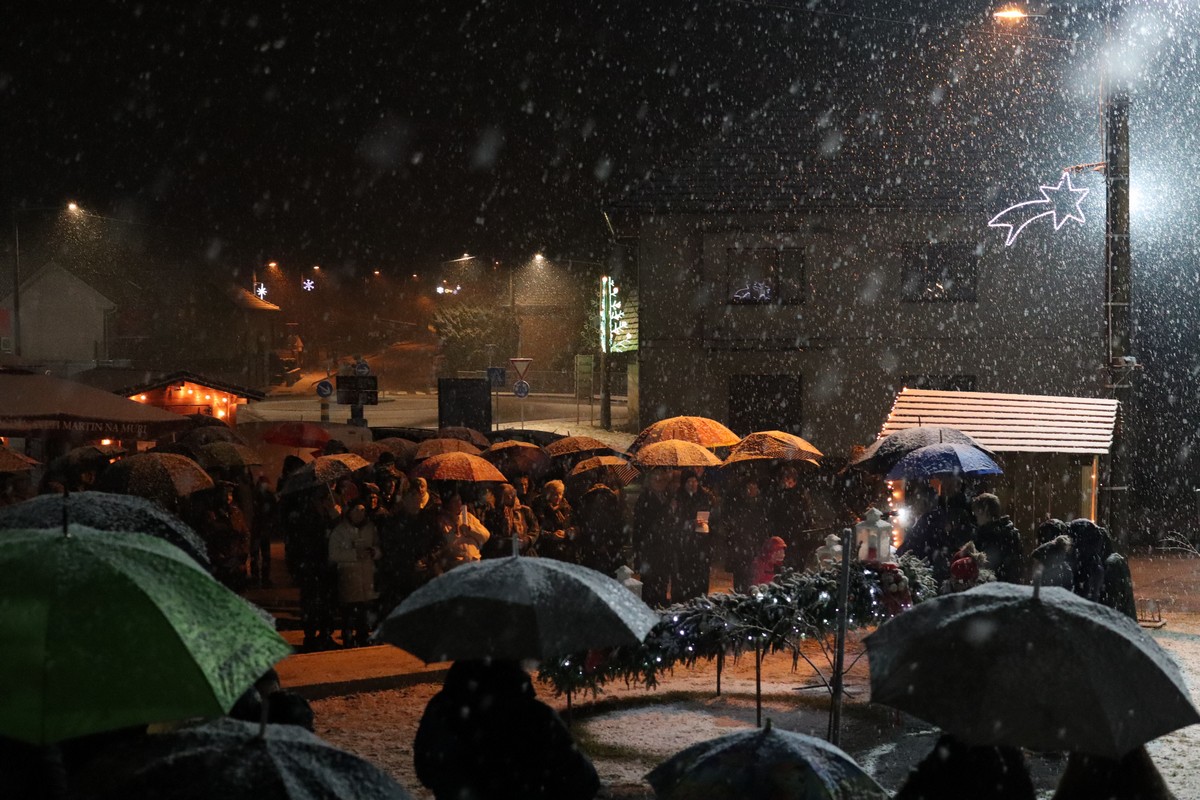 SVETI MARTIN NA MURI Paljenjem prve adventske svijeće započelo je najradosnije doba u godini