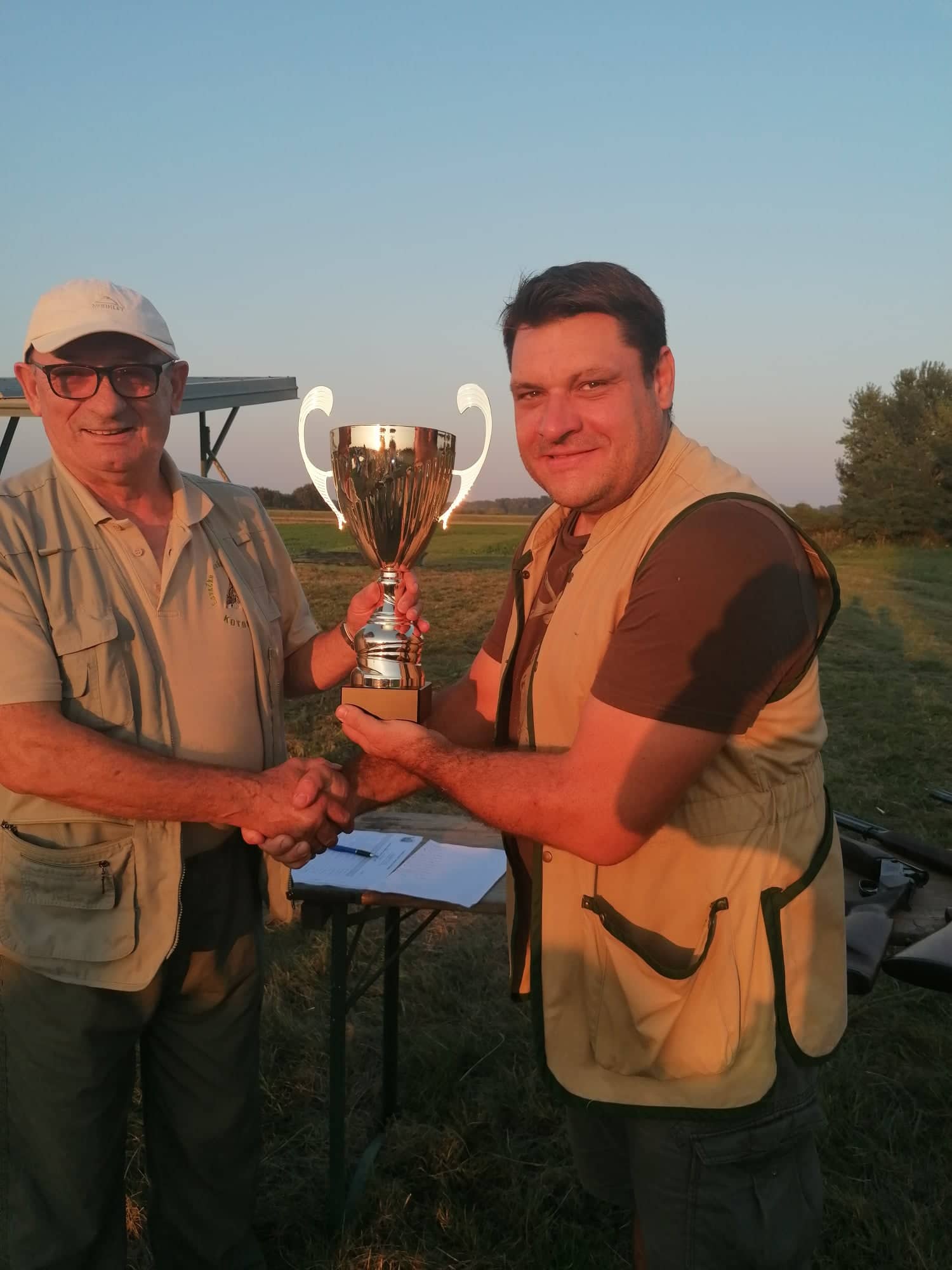 LOVAČKO DRUŠTVO JAREBICA Održano je društveno gađanje glinenih golubova