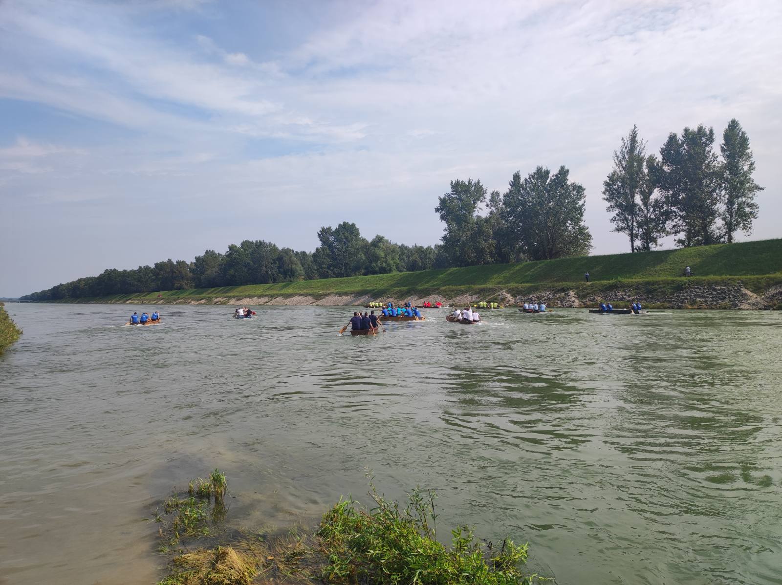 FOTO Pobjednici natjecanja u ekipnom veslanju dravskim čamcima su ekipe ‘Royal transport’ i ‘Fljojsarice’ FOTO Pobjednici natjecanja u ekipnom veslanju dravskim čamcima su ekipe ‘Royal transport’ i ‘Fljojsarice’