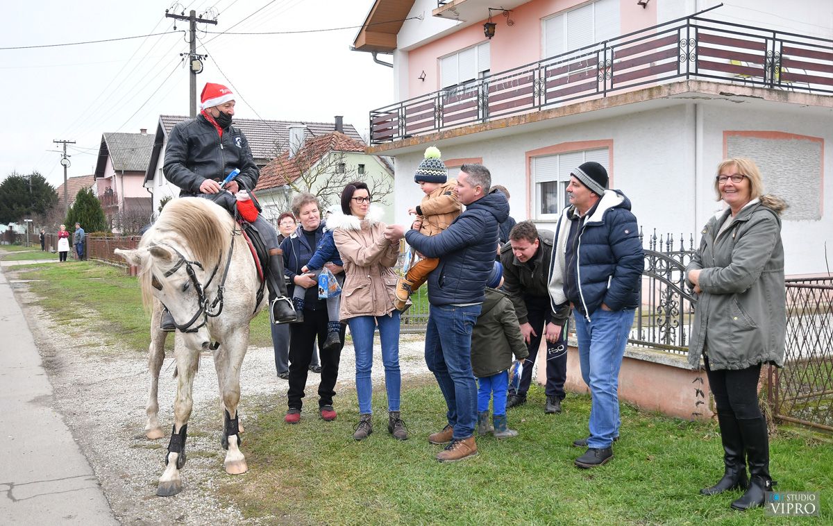 Veselje za kraj godine: Djed Božićnjak na kočiji stigao u Goričan!