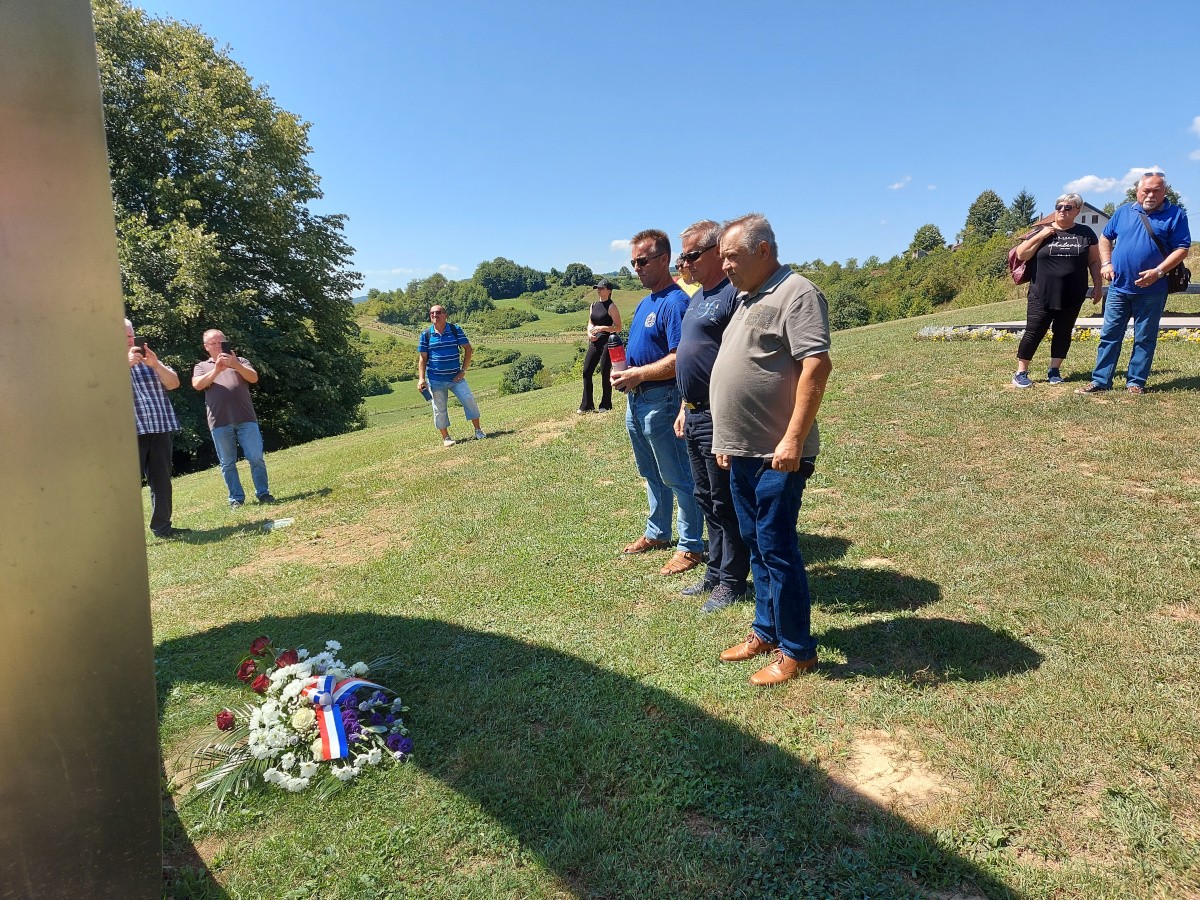 FOTO Društvo ‘Veteran’ povodom Oluje obišlo donje Pounje gdje je ratovalo prije 26 godina