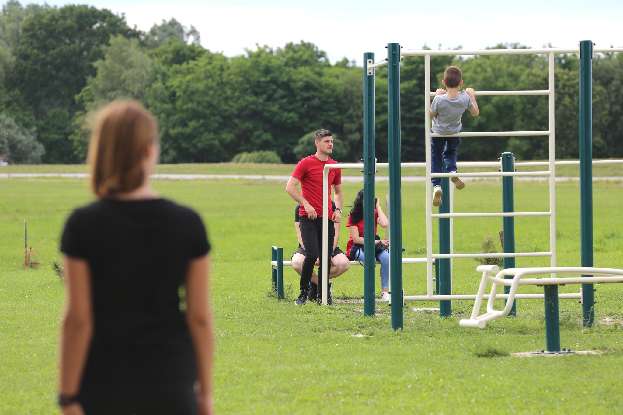 Vjetrovit, ali topao dan mnogi su iskoristili za šetnju preloškom Marinom