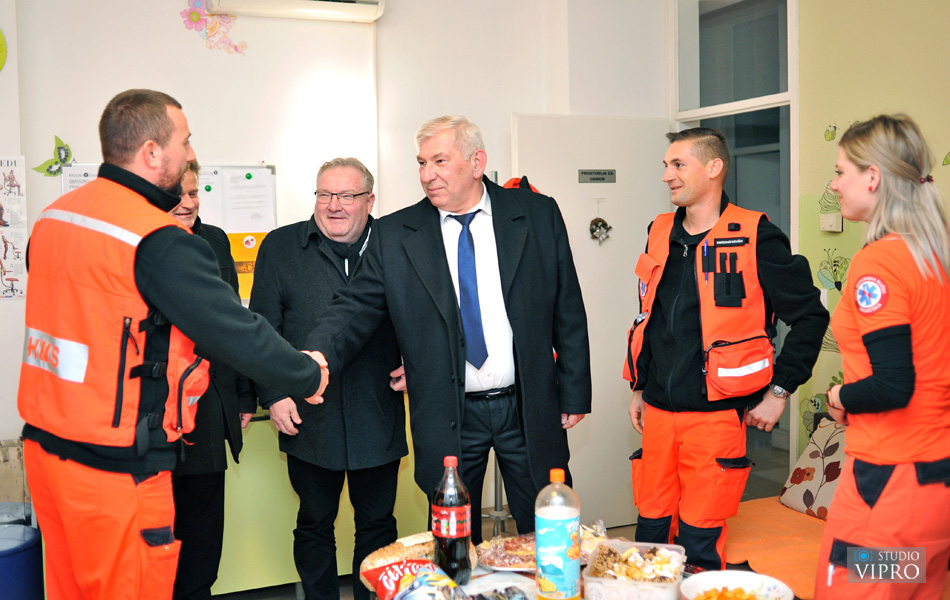 Doček u Prelogu uz vatromet, taktove valcera, šampanjac i kuhano vino