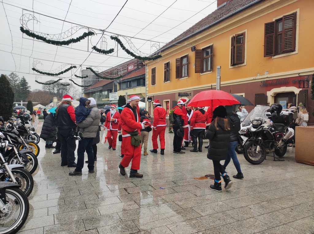 Djedice na motorima u centru Čakovca darovali slatkiše mališanima