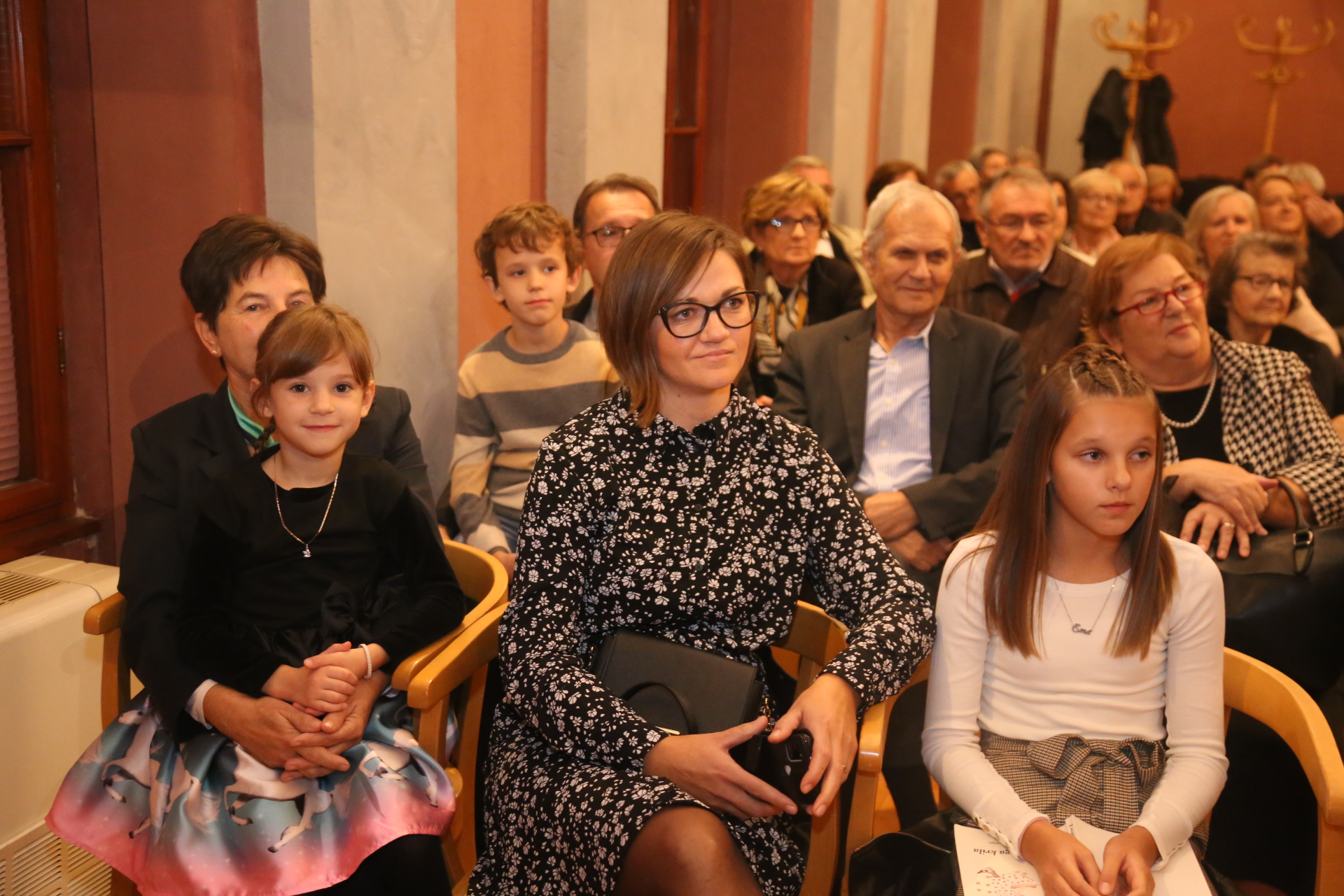 FOTO Predstavljena zbirka pjesama Magdalene Vlah – Hranjec ‘Z maminoga krila’