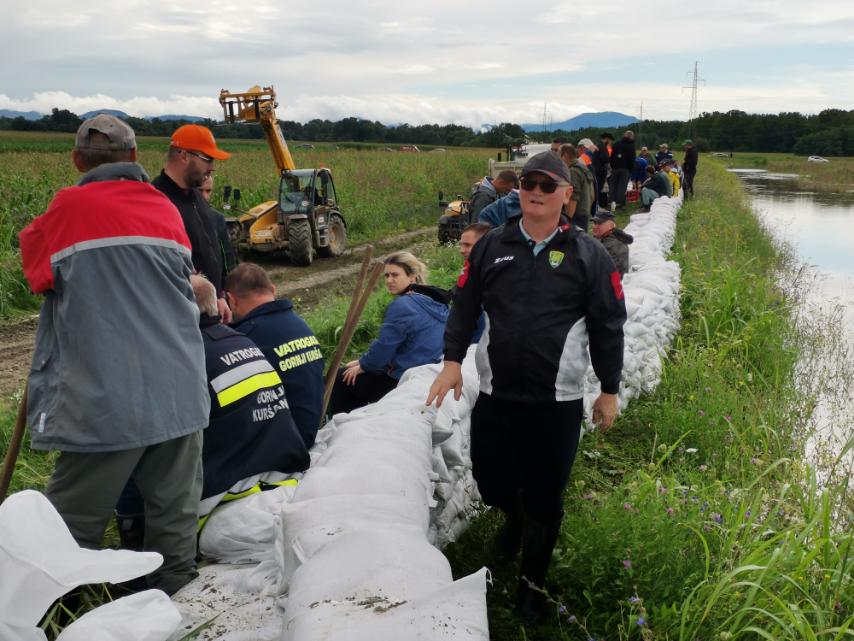 VIDEO I FOTO Složna ekipa ojačava nasip – voda je zaprijetila prelijevanjem prema Pušćinama