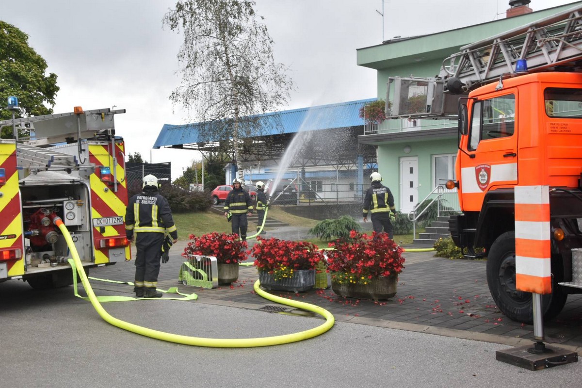 MURSKO SREDIŠĆE Održana uzbudljiva vježba u kojoj su vatrogasci uspješno ugasili požar i spasili unesrećene MURSKO SREDIŠĆE Održana uzbudljiva vježba u kojoj su vatrogasci uspješno ugasili požar i spasili unesrećene
