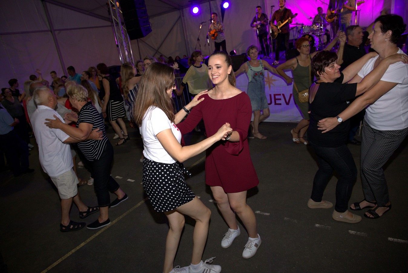 Mejaši rasplesali brojnu publiku u Palovcu