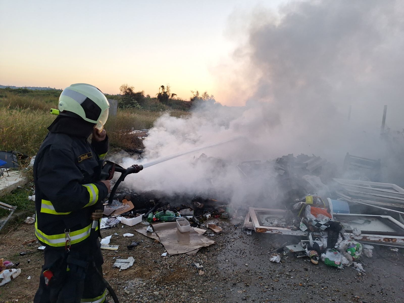 SITNICE ‘Bilo je toliko zapaljenog smeća da je bager morao doći u pomoć’