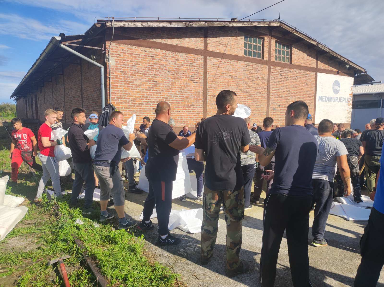 UJEDINILI SE Mještani Kotoribe pokazali koliko su moćni dok ih je više!