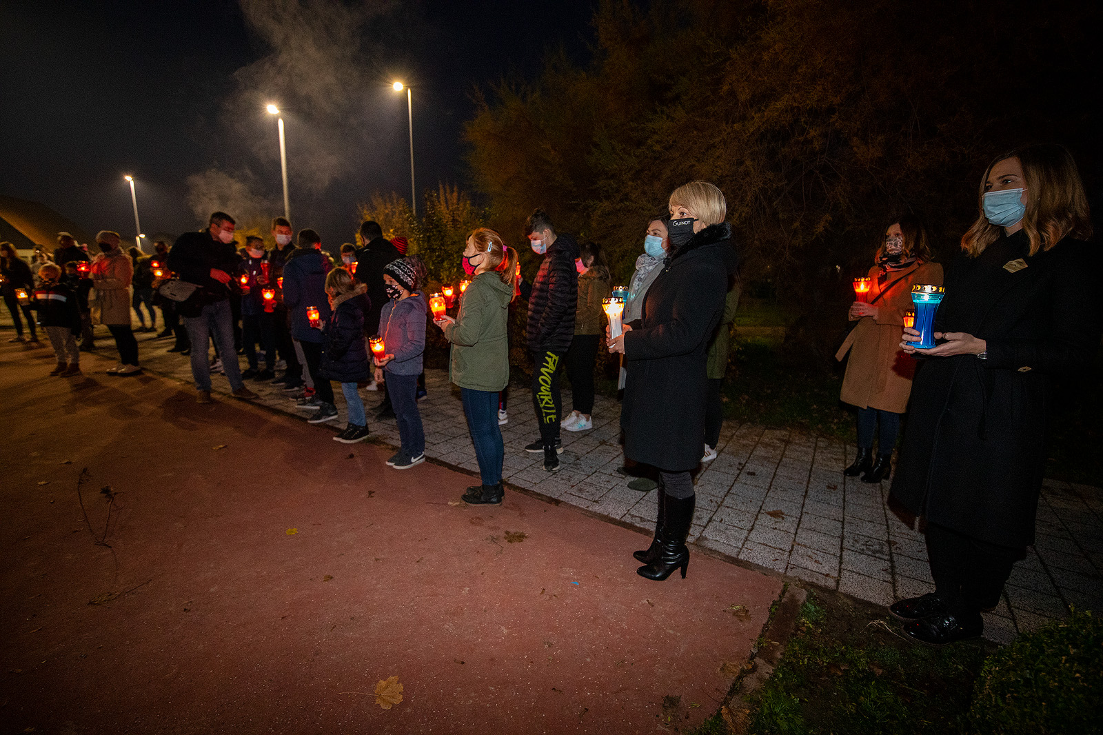 SJEĆANJE NA GRAD HEROJ Svijećama i lampionima okružili zeleni otok u Prelogu