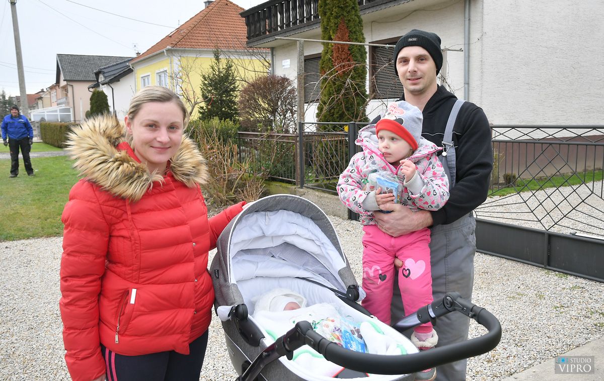 Veselje za kraj godine: Djed Božićnjak na kočiji stigao u Goričan!