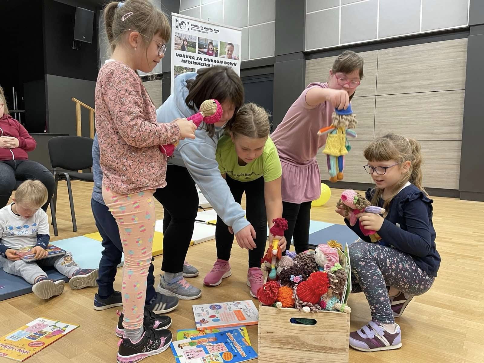 Članovi međimurske Udruge za sindrom Down posjetili ‘Heklice u knjižnici’