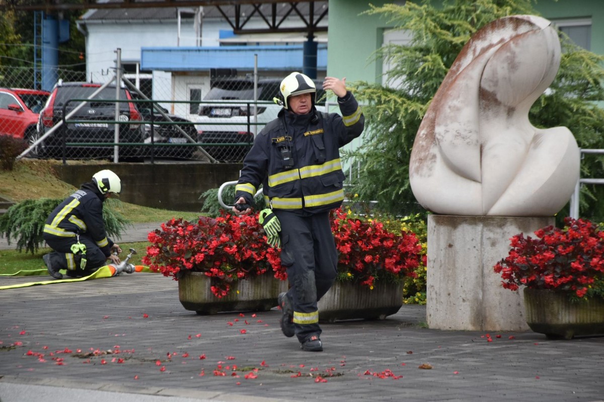 MURSKO SREDIŠĆE Održana uzbudljiva vježba u kojoj su vatrogasci uspješno ugasili požar i spasili unesrećene MURSKO SREDIŠĆE Održana uzbudljiva vježba u kojoj su vatrogasci uspješno ugasili požar i spasili unesrećene
